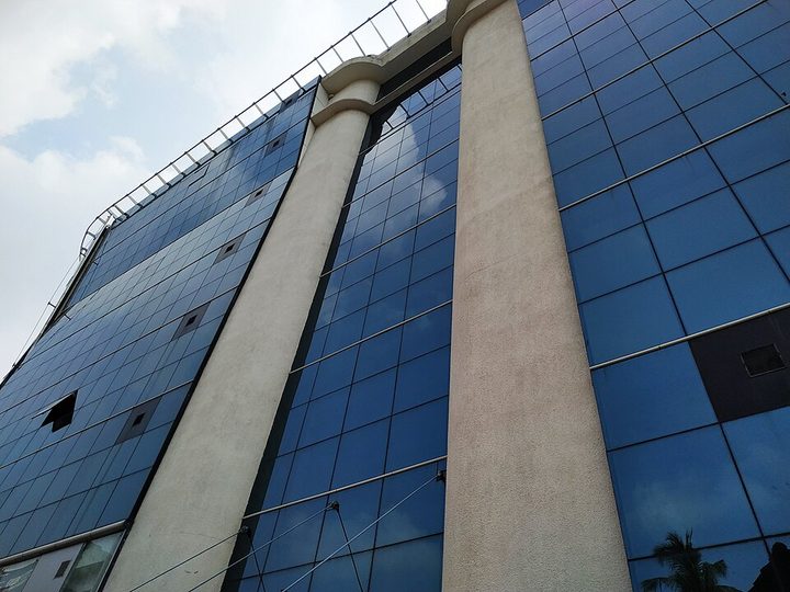 Fachada de vidro em altura com janelas limpas