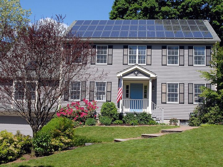 Moradia com painéis solares no telhado