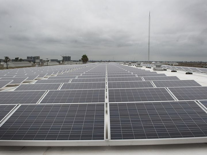 Conjunto de painéis solares num telhado
